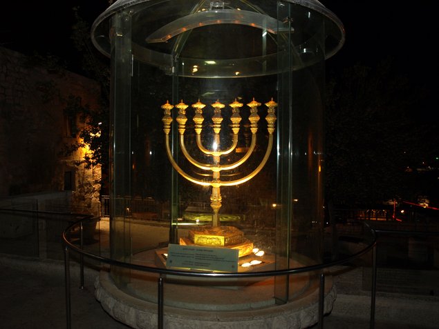 Hinter Glas steht die Menora beim Treppenabgang vom jüdischen Viertel zur Klagemauer