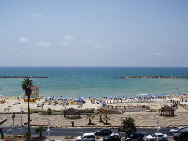 Blick auf Frishman Beach am Strand von Tel Aviv
